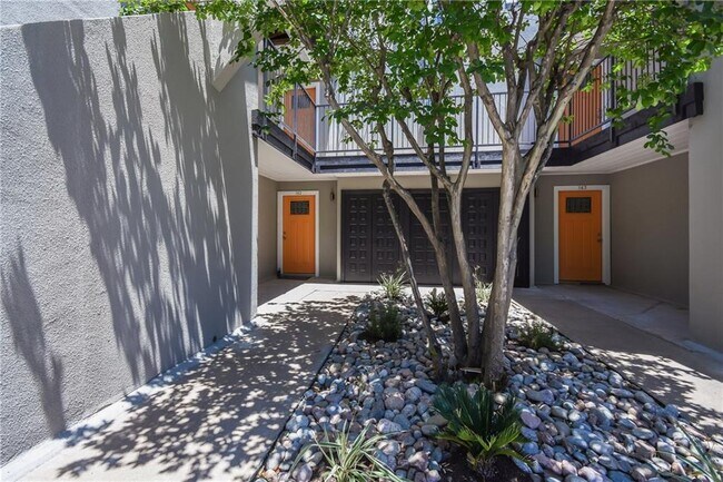 Building Photo - 935 La Posada Dr