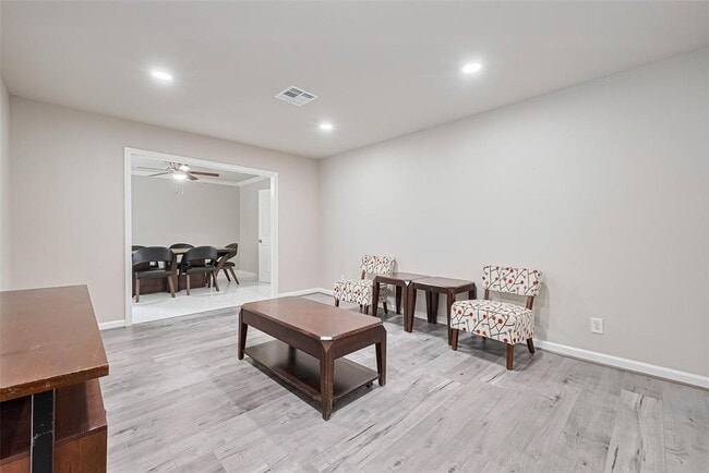 Building Photo - 10815 Creektree Dr