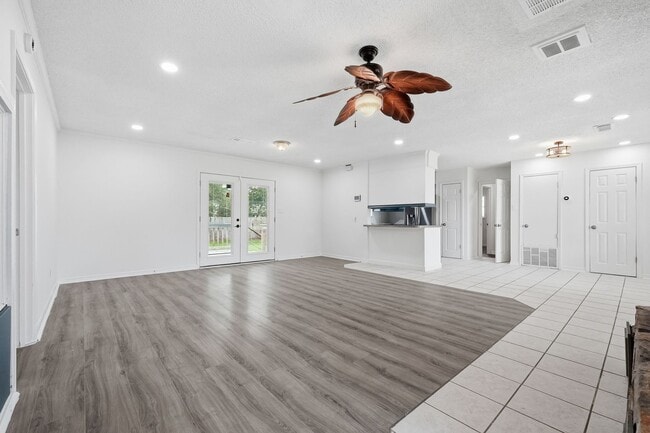 Building Photo - 3BR w/ IDEAL location near Hurlburt Field!!