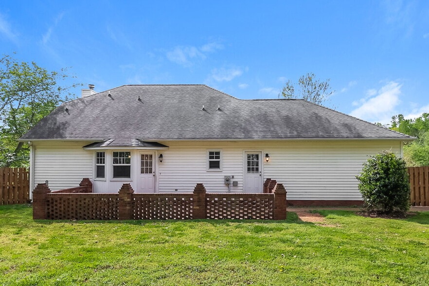Building Photo - 2032 Pine Needle Ct