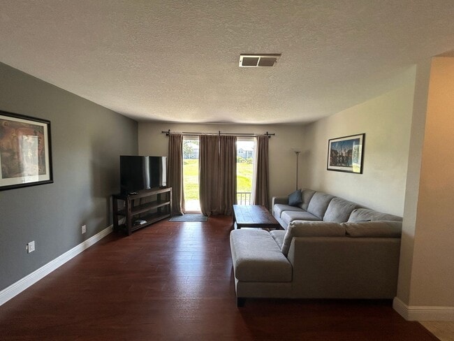 Building Photo - 2/2 Windsor Park Condo