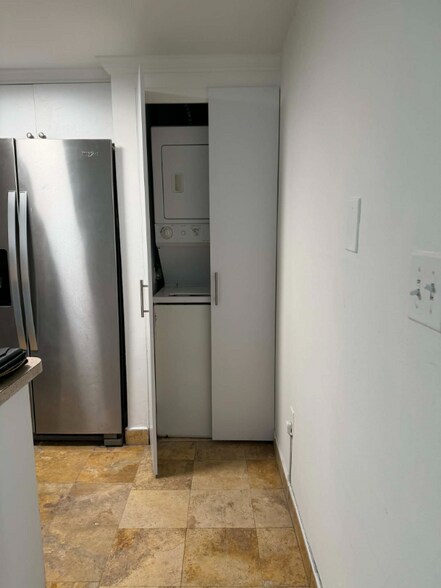 Building Photo - 341 W Park Dr