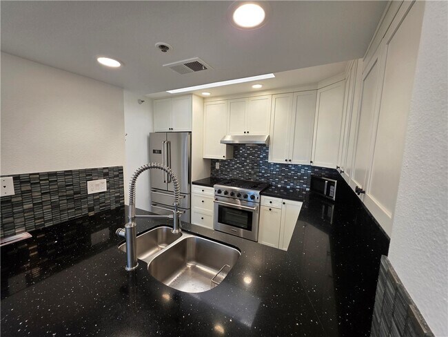 Building Photo - 240 Nice Ln