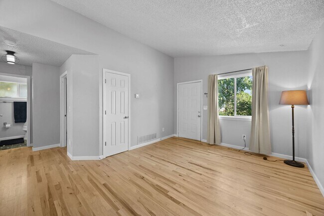 Building Photo - 2 Bed/1 Bath Close to Buckley Space Force