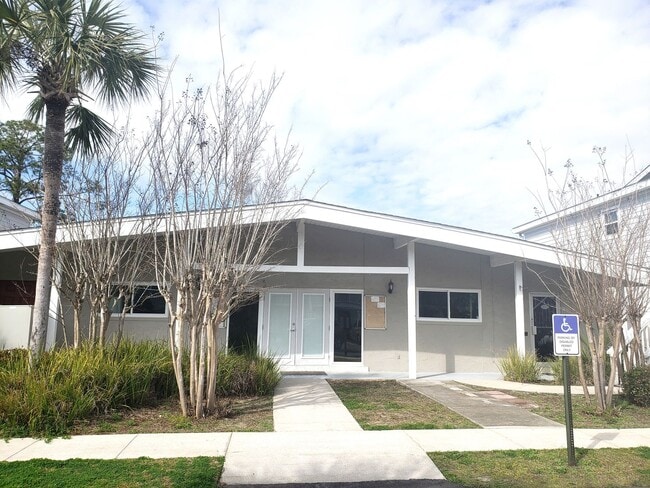 Building Photo - Historic St. Andrews!  Newly Remodeled! 1 bedroom 1 bath condo/1st Floor