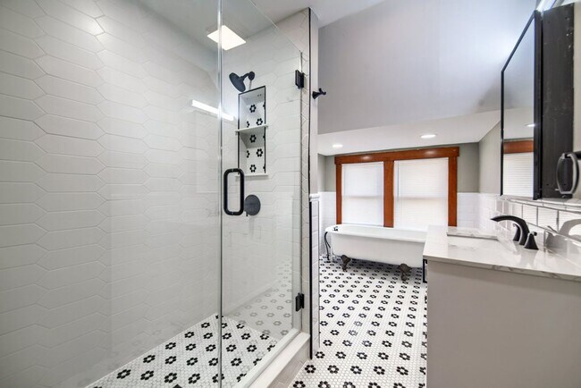 Building Photo - Short North / Victorian Village Stunning Single Family House!