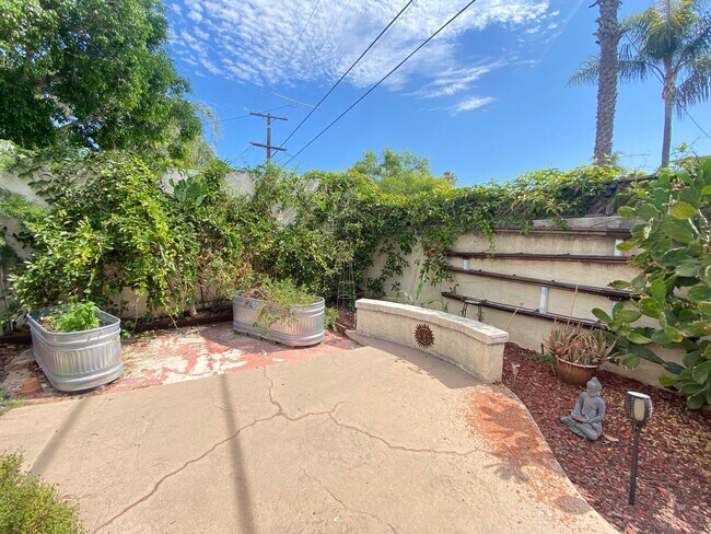 Building Photo - CHARMING! BACKYARD OASIS! REAL HARDWOOD FLOORS! FULL SIZED WASHER/DRYER! OFF OF ADAMS AVE!