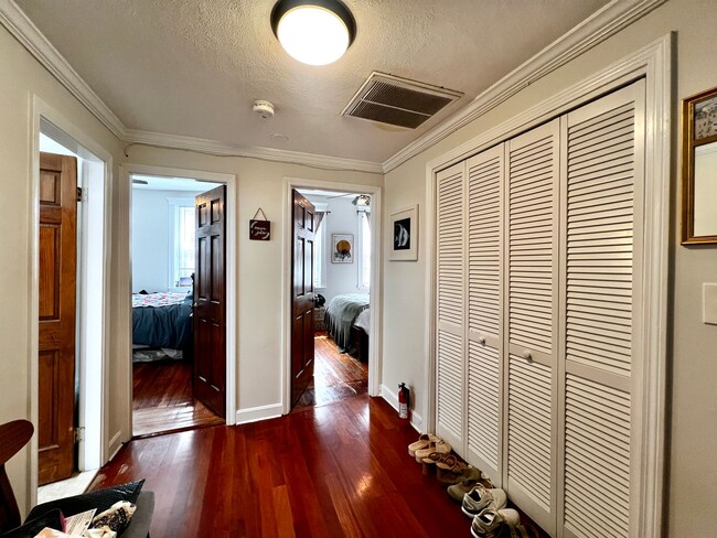Building Photo - Stylish Top-Floor 2-Bedroom Condo with Pri...