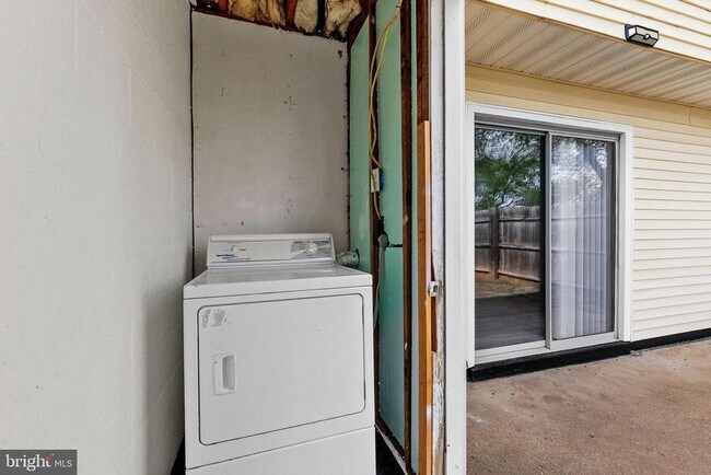 Building Photo - 8145 Community Dr
