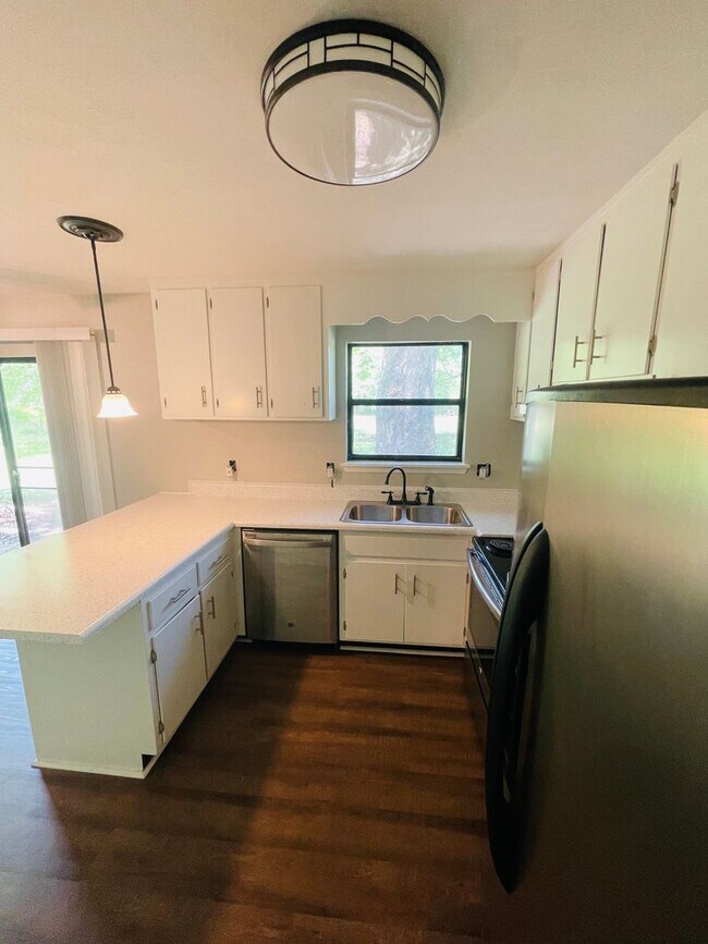 Building Photo - Spacious Duplex just north of I10 and Monroe