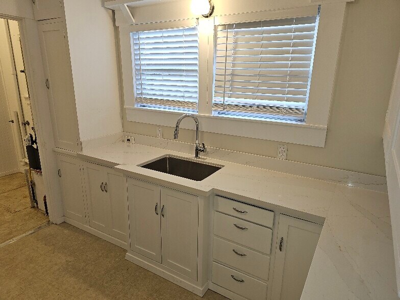 Building Photo - 412 Lincoln St