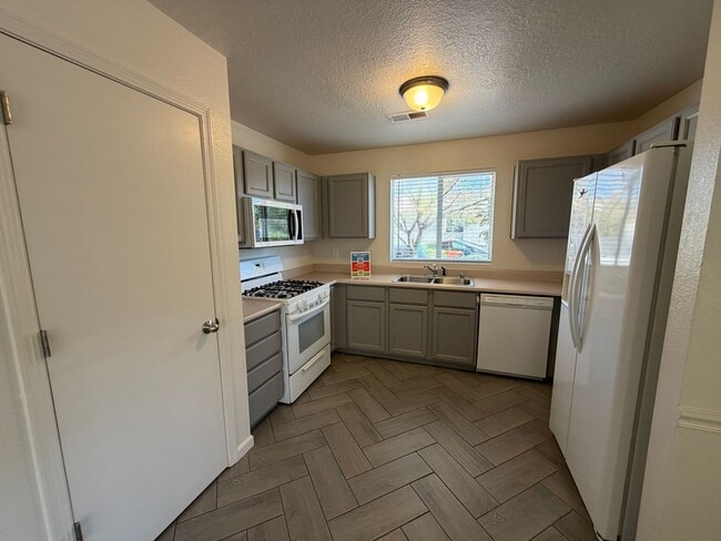 Building Photo - 3 Bedroom Single Story Home Available Near Unser Blvd NW & Irving Blvd NW