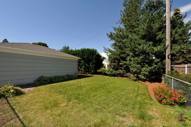 Building Photo - Charming 2 bed 1 bath bungalow with 2nd living room
