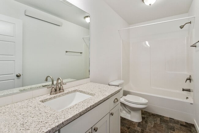 Building Photo - 4 Bed 2.5 Bath - Modern Townhome - Hillcre...
