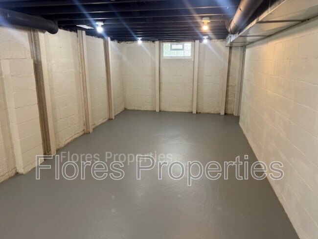 Building Photo - 1018 Urana Ave