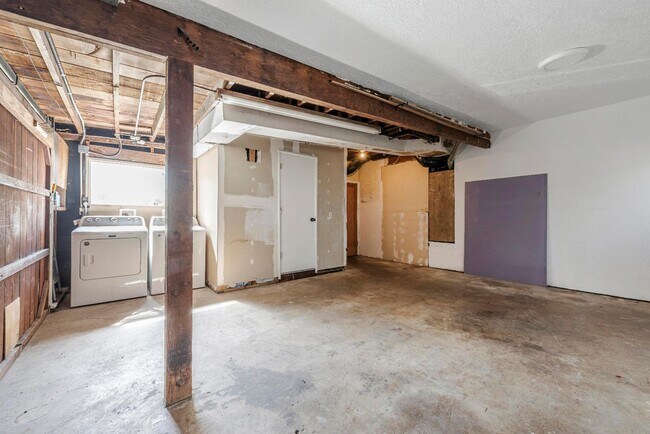 Building Photo - 2577 Gonzaga St