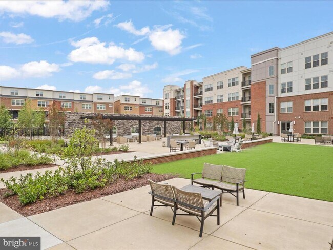 Building Photo - 10755 Fairgrounds Dr