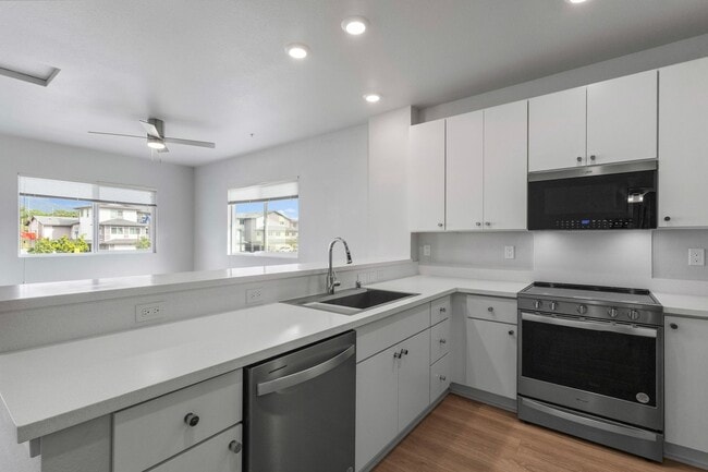 Building Photo - Modern Townhome Living in Ho’opili