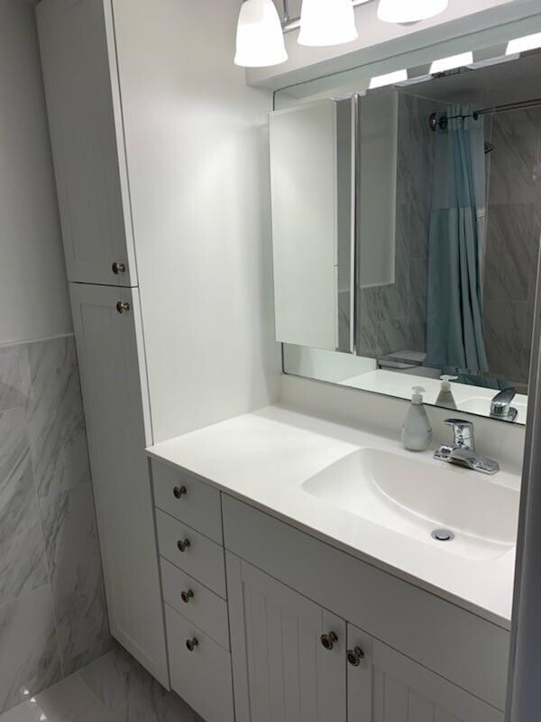 Building Photo - 2950 N Palm Aire Dr