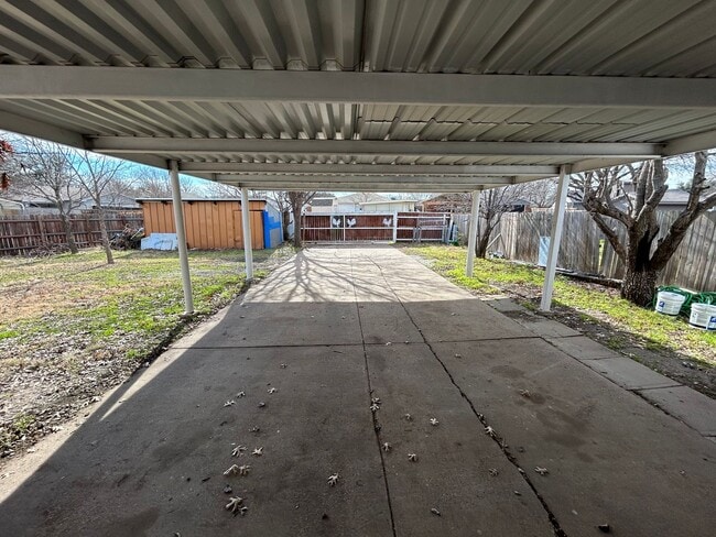 Building Photo - Step inside and be captivated by the warmth of this House!