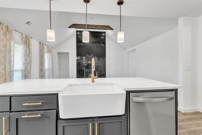 Building Photo - Stunning 4 Bed 3 Bath Broken Arrow Gem