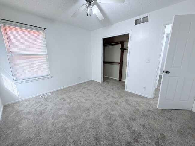 Building Photo - 2 bed and 2 bonus rooms!!