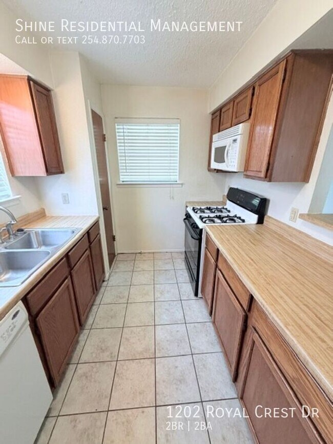 Building Photo - 1202 Royal Crest Dr