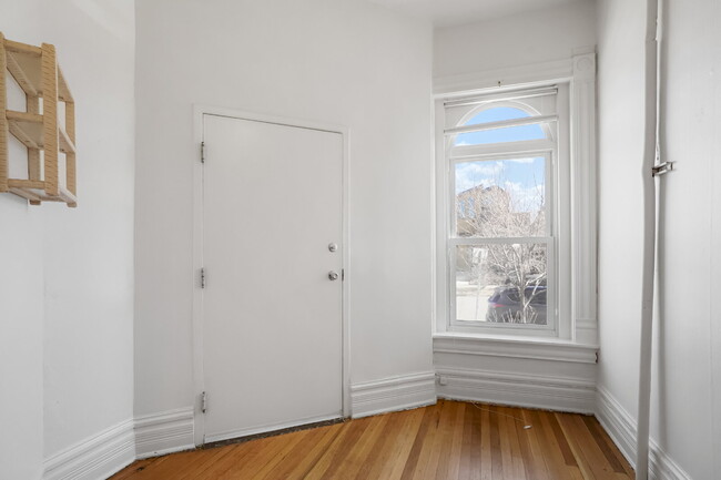 Building Photo - Large Renovated Historic Apartment in Five...