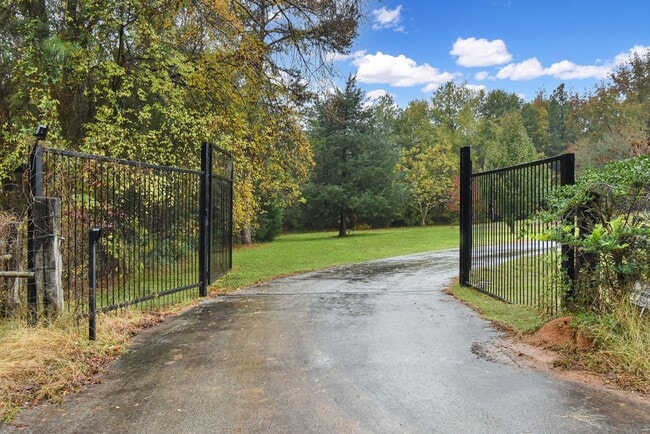 Building Photo - Tour Today! Stunning 3 Bedroom Remodel on 2 Acres!