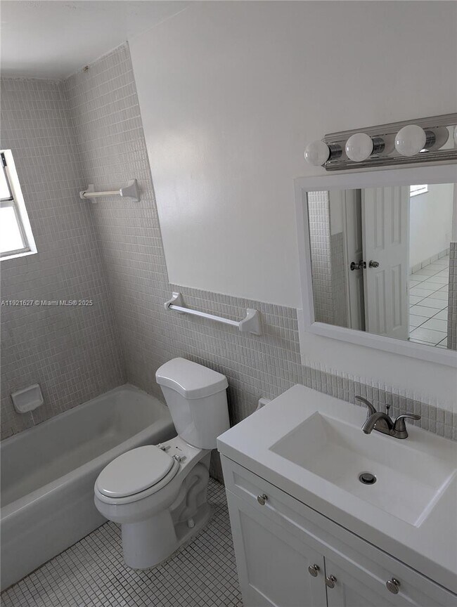 Building Photo - 1830 Sheridan St