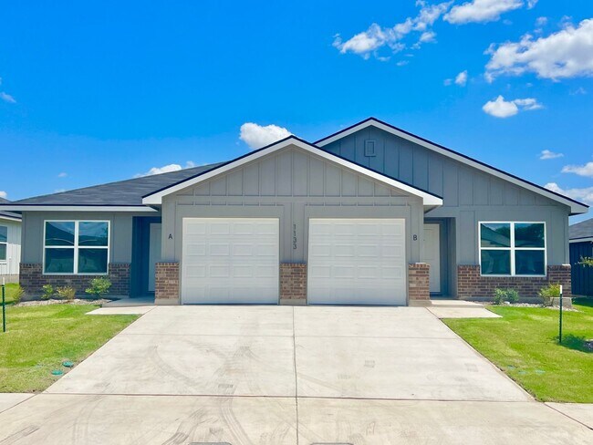 Building Photo - ** NEW / BEAUTIFUL / SPACIOUS / MODERN **