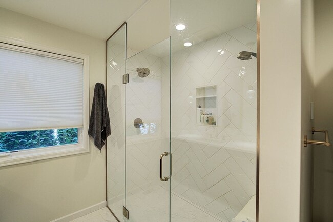 Building Photo - 5bd/2.75ba Mercer Island Home