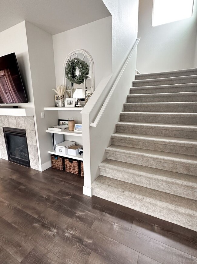 Building Photo - MASSIVE, CUSTOM 4B/2.5B Eagle River Home! ...