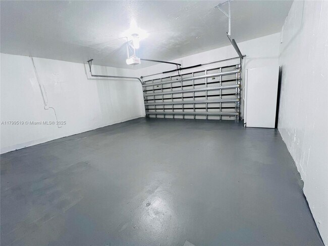 Building Photo - 1710 SW 98th Ct