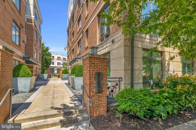 Building Photo - 915 N Patrick St