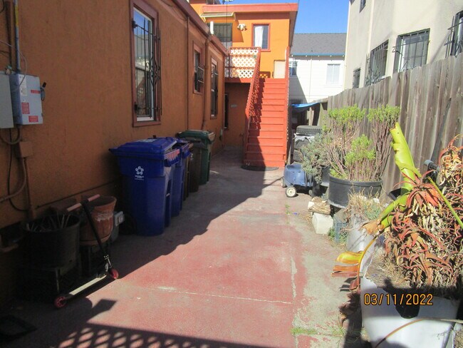 Walk up - 1927 Barrett Ave