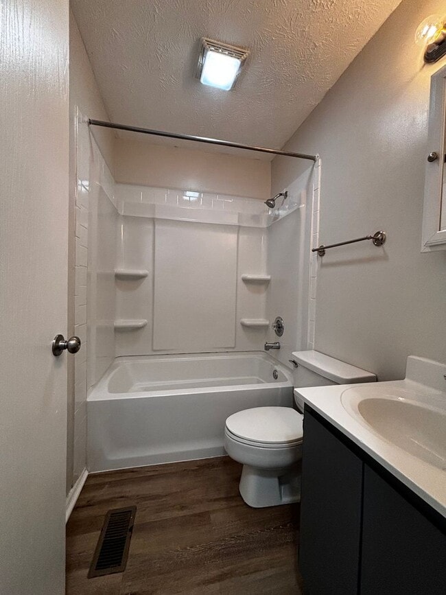Building Photo - 2 Bed 1.5 bath Condo with Carport