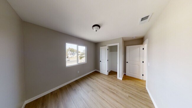 Building Photo - 5318 E Falls View Dr