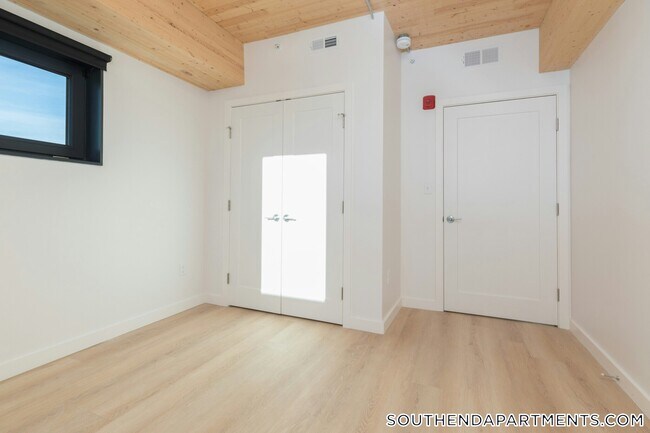 Building Photo - 11 E Lenox St