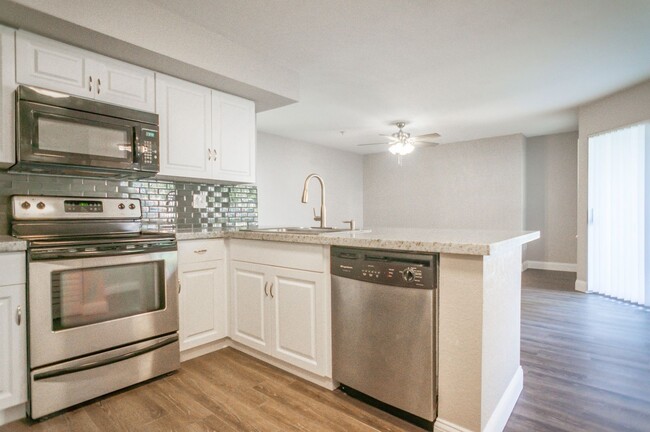 Building Photo - NEWLY UPDATED 2 bedroom 2 bath condo for r...