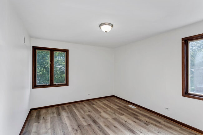Building Photo - 31 Green Oaks Dr