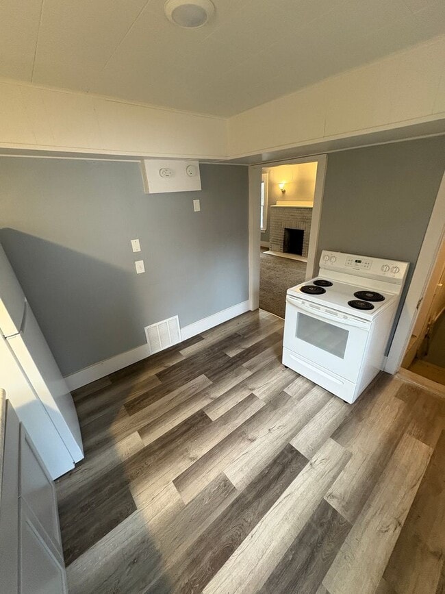 Building Photo - Spacious 4-Bedroom Akron Home with Garage | Open House Feb 5