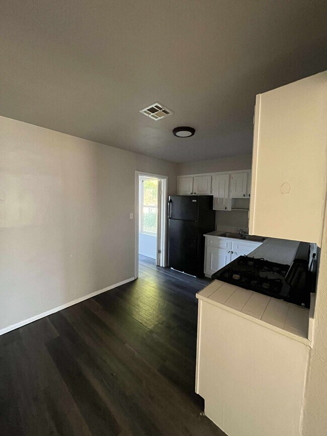 Building Photo - 701 E Holman Ct