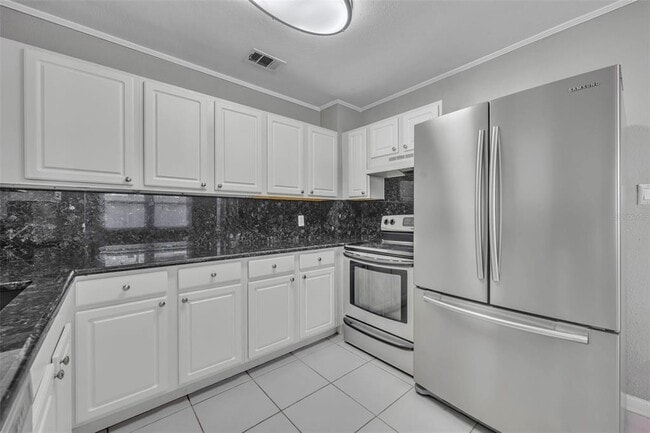 Building Photo - 1811 Park Lake St