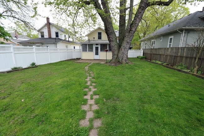 Building Photo - 3 Bed 1 Bath Downtown St. Joseph