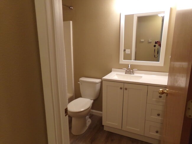 Building Photo - Three Bedroom on quiet cul-de-sac!