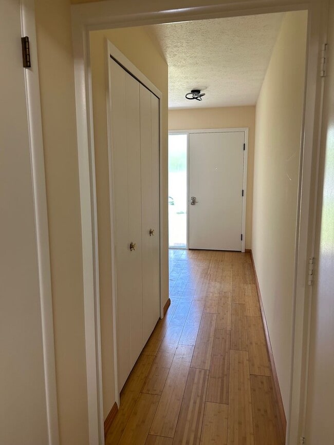 Building Photo - 3 Bedrooms One Floor Ranch House with 2 car attached garage in Lyndhurst