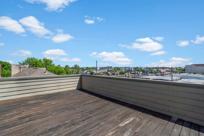 Building Photo - 1218 Sandman St