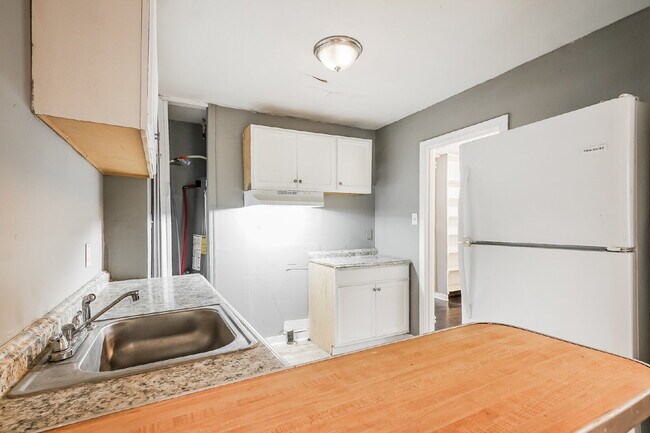 Building Photo - ***** ONE MONTH FREE RENT *****  Recently Remodeled Clean Home for Immediate Move-In Voucher Frie...