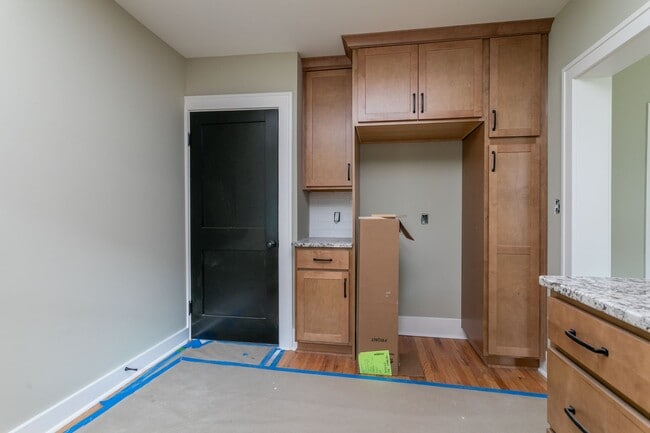 Building Photo - Recently Renovated Central Columbia Bungalow!
